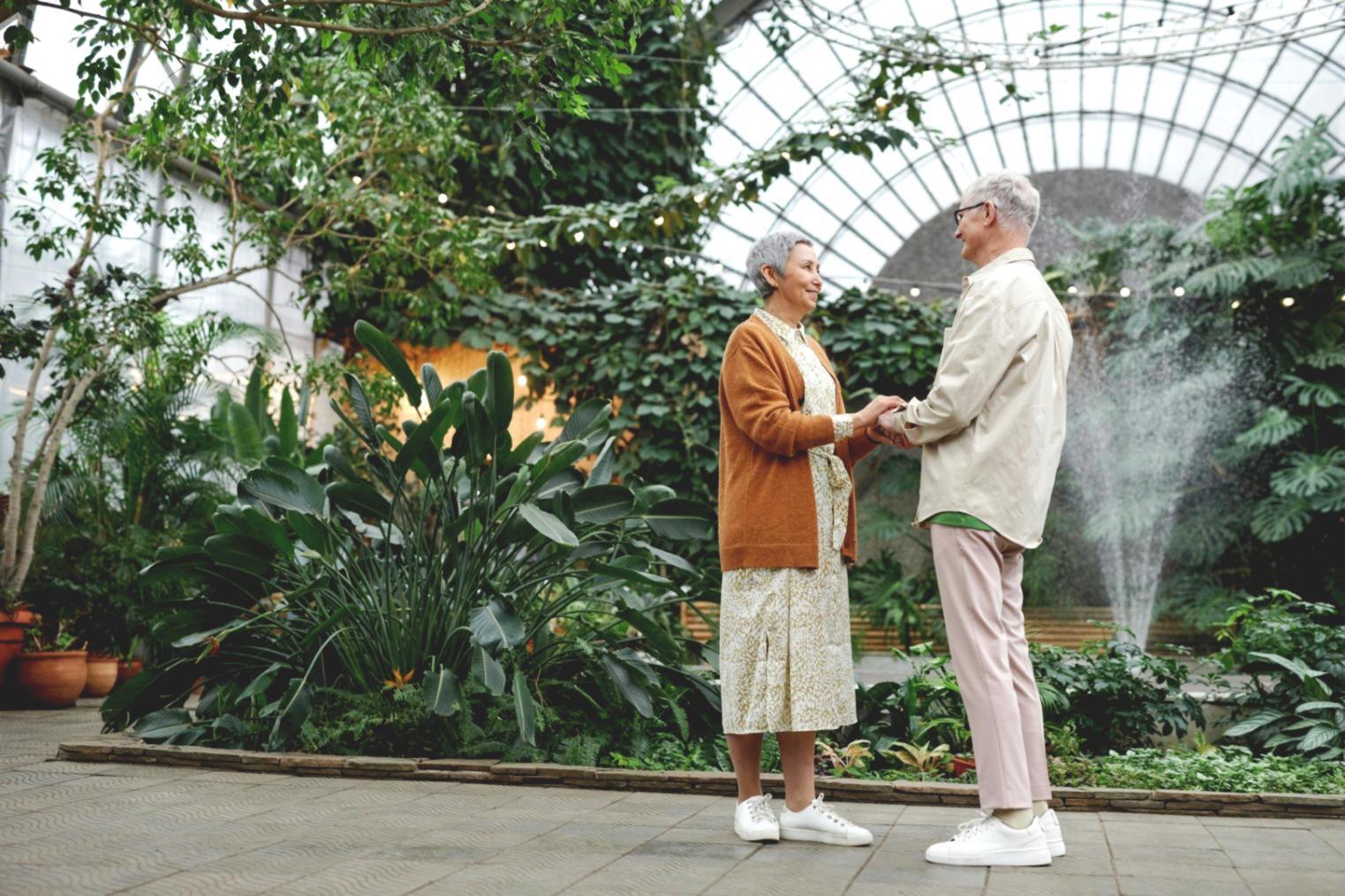 参加者同士が和やかに話し合っている交流会の様子