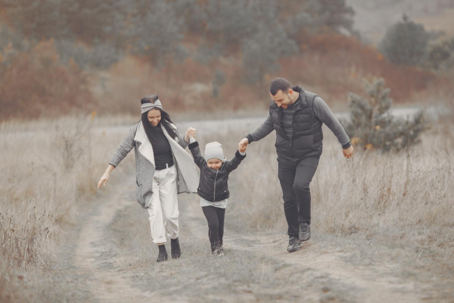 社会支援サービスの現場での専門スタッフによる利用者サポートの様子